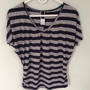 Molly Maxi Vneck striped short sleeve shirt.  Size Medium.
